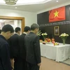 Cán bộ, nhân viên Đại sứ quán Việt Nam tại Indonesia tưởng niệm nguyên Chủ tịch nước, Đại tướng Lê Đức Anh. (Ảnh: Hải Ngọc/TTXVN)