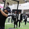 Một người đang thử chơi bóng chày thực tế ảo tại dự kiện World IT Show ở trung tâm triển lãm COEX, phía nam Seoul, ngày 24/4. (Nguồn: Yonhap)