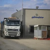 Xe tải đi qua cửa khẩu Kerem Shalom ở Rafah, phía nam Dải Gaza. (Nguồn: THX/ TTXVN)
