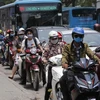 Người dân Thủ đô tham gia giao thông trên tuyến đường Minh Khai-Tam Trinh trong đợt nắng nóng gần 40 độ C vừa qua. (Ảnh: Doãn Tấn-TTXVN)