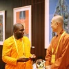 Các đại biểu Phật giáo quốc tế trao đổi bên lề hội thảo chuyên đề, ngày 13/5. (Ảnh: Dương Giang/TTXVN)