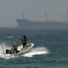 Ảnh tư liệu: Tàu của ngư dân di chuyển tại vùng biển ngoài khơi Fujairah, UAE, gần eo biển Hormuz, ngày 30/5/2012. (Nguồn: AP/TTXVN)