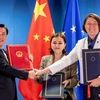 Hai đại diện Trung Quốc và Liên minh châu Âu (EU) tại lễ ký hai thỏa thuận hàng không quan trọng, ngày 20/5 ở Brussels, Bỉ. (Nguồn: THX)