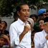 Tổng thống Indonesia Joko Widodo (giữa) và ông Ma'ruf Amen (phải) xuất hiện trước người dân ở Jakarta ngày 21/5/2019. (Nguồn: AFP/TTXVN)