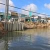 Điểm sạt lở trên kênh Cái Sắn, huyện Vĩnh Thạnh xảy ra giữa tháng 4/2019 nhấn chìm 4 căn nhà, thiệt hại hơn 1 tỷ đồng. (Ảnh: Thanh Liêm/TTXVN)