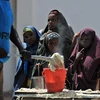 Ảnh tư liệu: Trẻ em Somalia chờ nhận thực phẩm cứu trợ tại khu vực ngoại ô Mogadishu. (Nguồn: AFP/TTXVN)