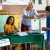 Cử tri đi bỏ phiếu bầu cử Nghị viện châu Âu (EP) 2019 tại một điểm bỏ phiếu ở Remire-Montjoly, vùng lãnh thổ Guiana thuộc Pháp, ngày 25/5. (Nguồn: AFP)