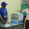 Một nữ cử tri bỏ phiếu bầu tại Phòng phiếu số 13 ở thủ đô Phnom Penh. (Nguồn: Nhóm P/v CQTT TTXVN tại Campuchia)