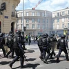 Cảnh sát chống bạo động được triển khai để giải tán các cuộc biểu tình của phe Áo vàng ở thành phố Amiens, Pháp ngày 25/5. (Nguồn: AFP/TTXVN)