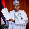 Tổng thống Nigeria Muhammadu Buhari ký ban hành luật ngân sách 2019. (Nguồn: saharareporters.com)