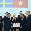 Thủ tướng Nguyễn Xuân Phúc chứng kiến Lễ trao biểu trưng cam kết đầu tư của AstraZeneca tại Việt Nam. (Ảnh: Thống Nhất/TTXVN)