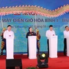 Phó Thủ tướng Chính phủ Trịnh Đình Dũng cũng lãnh đạo các bộ, ngành Trung ương, tỉnh Bạc Liêu ấn nút khởi công dự án. (Ảnh: Huỳnh Sử/TTXVN)