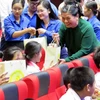 Phó Chủ tịch Thường trực Quốc hội Tòng Thị Phóng tặng quà cho thiếu nhi Đà Nẵng. (Ảnh: Nguyễn Sơn/TTXVN)