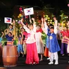 Thiếu nhi các nước tham dự đêm gala nghệ thuật 'Sắc màu văn hóa bốn phương.' (Ảnh: Đỗ Trưởng/TTXVN)