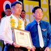 Bí thư thứ nhất Trung ương Đoàn Lê Quốc Phong trao tặng danh hiệu 'Người thợ trẻ giỏi' cho 34 cá nhân tiêu biểu. (Ảnh: Văn Đức/TTXVN)