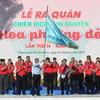 Ông Nguyễn Hữu Hiệp, Trưởng Ban Dân vận Thành ủy Thành phố Hồ Chí Minh trao cờ xuất quân cho Chỉ huy trưởng Chiến dịch tình nguyện Hoa phượng đỏ 2019. (Ảnh: Xuân Dự/TTXVN)