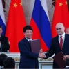 Chủ tịch Trung Quốc Tập Cận Bình và Tổng thống Nga Vladimir Putin chứng kiến Chủ tịch luân phiên Huawei Guo Ping và CEO MTS Alexei Kornya ký thỏa thuận phát triển 5G tại Nga. (Nguồn: AFP)
