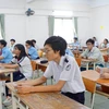 Thí sinh dự thi tại điểm thi Trường Trung học Cơ sở Điện Biên (quận Bình Thạnh) trước giờ làm bài môn Ngữ văn, sáng 2/6. (Ảnh: Thu Hoài/TTXVN)
