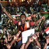 Người biểu tình tập trung tại thủ đô Khartoum, Sudan ngày 19/5. (Nguồn: AFP/ TTXVN)