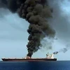 Khói lửa bốc ngùn ngụt trên tàu chở dầu được cho là bị tấn công ngoài khơi vùng Vịnh Oman ngày 13/6. (Nguồn: AFP/TTXVN)