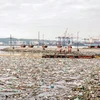Thu dọn rác thải, chủ yếu là rác thải nhựa, tại cảng Durban, Nam Phi ngày 28/4/2019. (Nguồn: AFP/TTXVN)