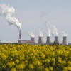Khói bốc lên từ các tháp làm mát của nhà máy nhiệt điện ở Darlton, Anh. (Nguồn: AFP/TTXVN)