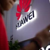 Logo Huawei trong một cửa hàng bán lẻ điện thoại ở Bắc Kinh. (Nguồn: AFP)