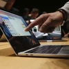 Một mẫu máy tính MacBook Pro tại sự kiện ra mắt năm 2017. (Nguồn: Reuters)