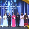 Thủ tướng Nguyễn Xuân Phúc và đồng chí Trần Quốc Vượng, Ủy viên Bộ Chính trị, Thường trực Ban Bí thư trao giải A cho các tác giả đạt giải. (Ảnh: Doãn Tấn/TTXVN)