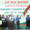 Thiếu tướng Ngô Mình Châu, Phó Chủ tịch Ủy ban Nhân dân Thành phố trao cờ ra quân chiến dịch tình nguyện Hành quân xanh lần thứ 13 năm 2019. (Ảnh:Hoàng Hải/TTXVN)