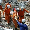 Nhân viên cứu hộ tìm kiếm nạn nhân trong vụ sập nhà cao tầng ở tỉnh Preah Sihanouk, miền Nam Campuchia, ngày 23/6. (Nguồn: AFP/TTXVN)
