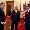 Phó Thủ tướng Trung Quốc Lưu Hạc (ở giữa) vớii Đại diện Thương mại Mỹ Robert Lighthizer (ngoài cùng bên trái) và Bộ trưởng Tài chính Mỹ Steven Mnuchin. (Nguồn: AFP)