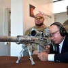 Tổng thống Nga Vladimir Putin kiểm tra một loại vũ khí mới. (Nguồn: Defense News)