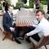 Giám đốc điều hành Facebook, Mark Zuckerberg (trái) gặp Tổng thống Pháp Emmanuel Macron (phải) tại Dinh tổng thống Elysee sau hội nghị thượng đỉnh 'Tech for Good' ở Paris vào ngày 23/5/2018. (Nguồn: AFP)