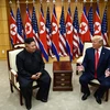 Nhà lãnh đạo Triều Tiên Kim Jong-un (trái) và Tổng thống Mỹ Donald Trump trong cuộc gặp ở tại làng đình chiến Panmunjom ở biên giới liên Triều ngày 30/6/2019. (Nguồn: AFP/TTXVN)