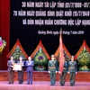 Phó Thủ tướng Chính phủ Trương Hòa Bình trao tặng Huân chương Độc lập hạng Nhất cho tỉnh Quảng Bình. (Ảnh: Đức Thọ/TTXVN)