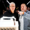 Giám đốc điều hành (CEO) của Apple, Tim Cook và Giám đốc thiết kế Jony Ive. (Nguồn: Getty Images)