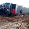 Hiện trường vụ lật xe buýt tại thành phố La Madrid thuộc tỉnh miền Bắc Tucuman của Argentina ngày 1/7/2019. (Nguồn: Elsol/TTXVN)