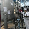 Kỹ thuật viên Iran kiểm tra các thiết bị tại cơ sở làm giàu urani Isfahan ở cách thủ đô Tehran 420km về phía nam. (Nguồn: AFP/TTXVN)