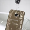 Hình ảnh điện thoại Samsung Glãy S7 trong một đoạn quảng cáo với tính năng chống nước. (Nguồn: Reuters)