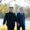 Ảnh tư liệu: Nhà lãnh đạo Triều Tiên Kim Jong-un (trái) và Tổng thống Hàn Quốc Moon Jae-in tại cuộc gặp thượng đỉnh ở Samjiyon, Triều Tiên, ngày 20/9/2018. (Nguồn: AFP/ TTXVN)