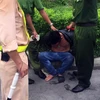 Lực lượng chức năng bắt giữ đối tượng Trần Minh Dương. (Ảnh: Nguyễn Sơn/TTXVN)