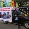 Xe cổ động diễu hành trên đường phố với những thông điệp kêu gọi diệt lăng quăng, phòng chống bệnh sốt xuất huyết. (Ảnh: Đinh Hằng/TTXVN)