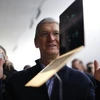 Giám đốc điều hành Apple, Tim Cook đứng trước một chiếc MacBook 12 inch được trưng bày sau sự kiện tại Trung tâm Nghệ thuật Yerba Buena vào ngày 9/3/2015 ở San Francisco, California. (Nguồn: Getty Images)