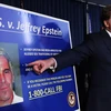 Geoffrey Berman, Công tố viên quận phía Nam New York, chỉ vào một bức ảnh của Jeffrey Epstein khi tuyên bố nhà tài phiệt về tội mại dâm trẻ vị thành niên. (Nguồn: Reuters)