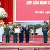 Ông Trần Quốc Vượng Uỷ viên Bộ Chính trị, Thường trực Ban Bí thư Trung ương Đảng trao Huân chương Sao vàng của Chủ tịch nước cho Lực lượng chuyên gia Việt Nam giúp Cách mạng Campuchia. (Ảnh: Dương Giang/TTXVN)
