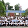 Đoàn đại biểu dự Trại Hè Việt Nam 2019 chụp ảnh lưu niệm tại Khu di tích lịch sử Quốc gia đặc biệt ATK Định Hóa. (Ảnh: Thu Hằng/TTXVN)