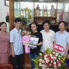 Đại diện lãnh đạo Sở Giáo dục và Đào tạo tỉnh Phú Thọ đến thăm và tặng quà cho em Ngô Thu Hà, thủ khoa khối B có điểm thi 3 môn xét tuyển đại học cao nhất cả nước trong kỳ thi Trung học phổ thông Quốc gia năm 2019. (Ảnh: Tạ Toàn/TTXVN)