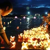 Thả hơn 15.000 hoa đăng tưởng nhớ anh hùng liệt sỹ trên sông Thạch Hãn