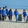 Các Đoàn viên, thanh niên đang tích cực dọn rác ở bãi biển trong chiến dịch Hãy làm sạch biển năm 2019. (Ảnh: Văn Dũng/TTXVN)